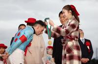 　１１Ｒ、朝日杯をカヴァレリッツォで制したクリスチャン・デムーロ（左）にメダルをかけるプレゼンターのゆうちゃみ（撮影・中田匡峻）