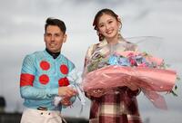 　１１Ｒ、カヴァレリッツォで朝日杯を制したクリスチャン・デムーロ（左）とプレゼンターのゆうちゃみ（撮影・中田匡峻）