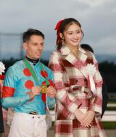 　クリスチャン・デムーロ（左）と記念写真に納まるゆうちゃみ（撮影・石湯恒介）