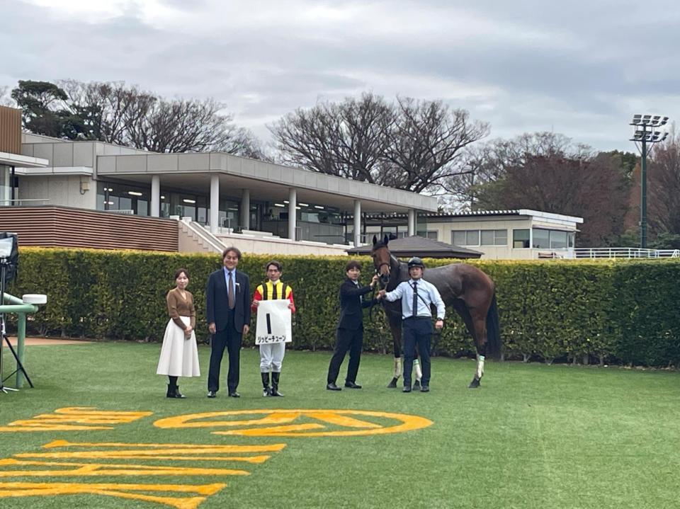 　中山７Ｒをジッピーチューンで制した戸崎圭太（中央）