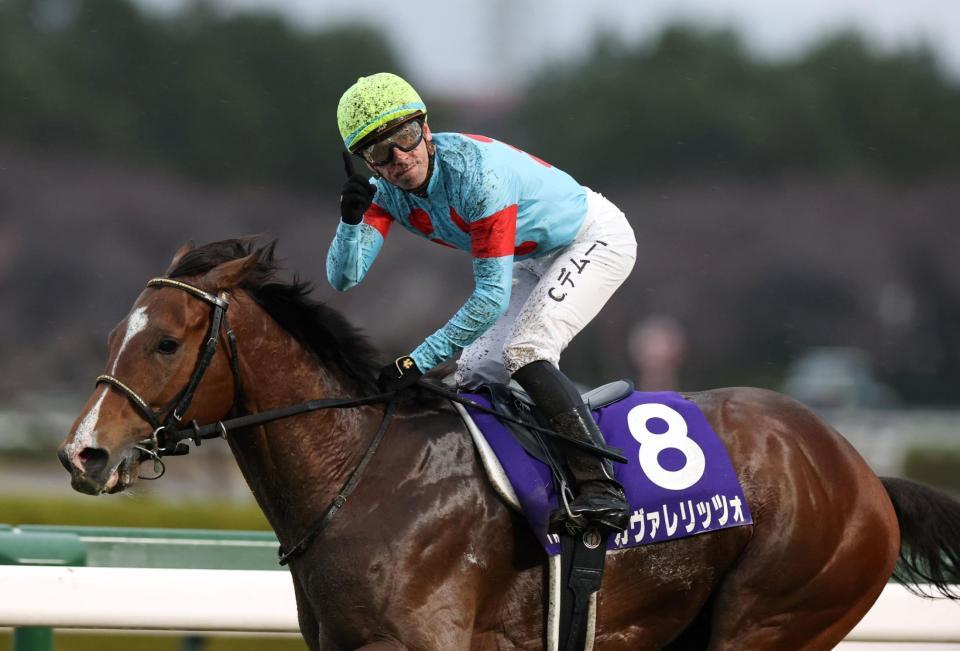 　１１Ｒ、カヴァレリッツォで朝日杯を制したクリスチャン・デムーロ（撮影・中田匡峻）