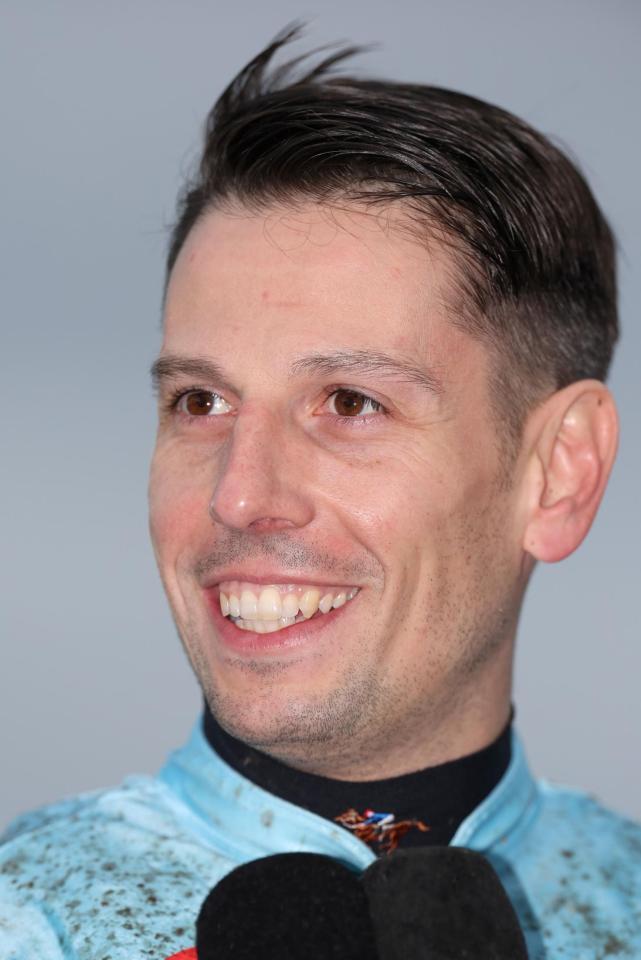 　１１Ｒ、カヴァレリッツォで朝日杯を制し、インタビューで笑顔を見せるクリスチャン・デムーロ（撮影・中田匡峻）