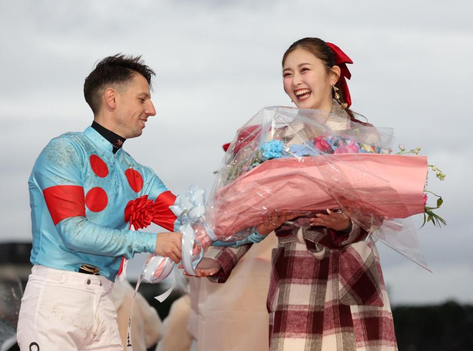 　１１Ｒ、クリスチャン・デムーロ（左）から花束を受け取るゆうちゃみ（撮影・中田匡峻）