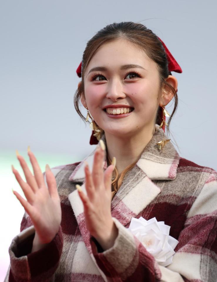 　１１Ｒ後、プレゼンターとして登場するゆうちゃみ（撮影・中田匡峻）