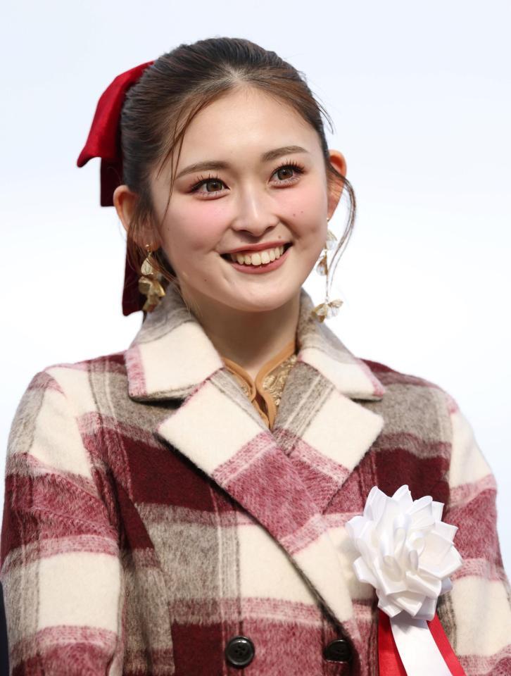 　１１Ｒ後、プレゼンターとして登壇するゆうちゃみ（撮影・中田匡峻）