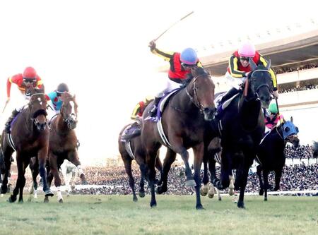 　有馬記念（第６９回グランプリ）を勝利したレガレイラ（右から２頭目　青帽子）＝２２日午後　中山競馬場