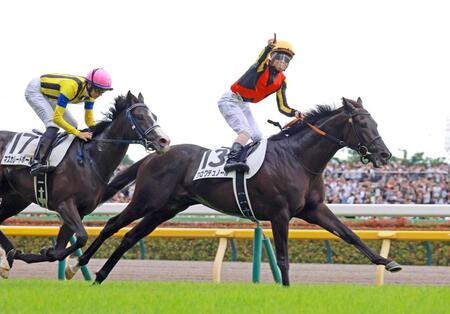 　ダービーを制したクロワデュノール＝６月１日