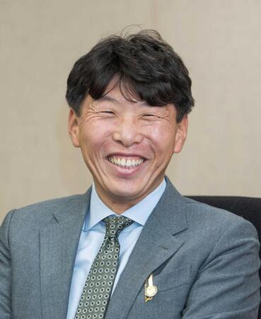 　インタビューに応じる吉田俊介社長（撮影・石湯恒介）