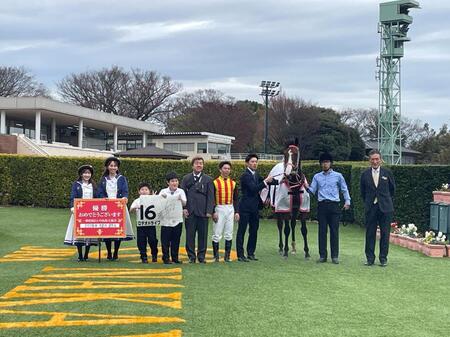 　新馬戦をロデオドライブで制した北村宏司（右から４人目）