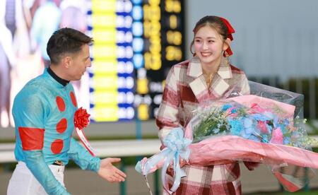 　Ｃ・デムーロ（左）から花束を贈られるゆうちゃみ（撮影・石湯恒介）