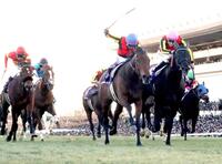 　有馬記念（第６９回グランプリ）を勝利したレガレイラ（右から２頭目　青帽子）＝２２日午後　中山競馬場