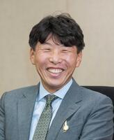 　インタビューに応じる吉田俊介社長（撮影・石湯恒介）