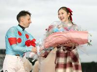 　Ｃ・デムーロ（左）から花束を受け取り、笑顔を見せるゆうちゃみ