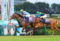 　ゴール前で差し切ったカヴァレリッツォとガッツポーズのＣ・デムーロ。右は２着のダイヤモンドノット（撮影・石湯恒介）