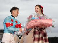 　Ｃ・デムーロ（左）から花束を受け取るゆうちゃみ（撮影・中田匡峻）