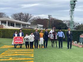 　新馬戦をロデオドライブで制した北村宏司（右から４人目）