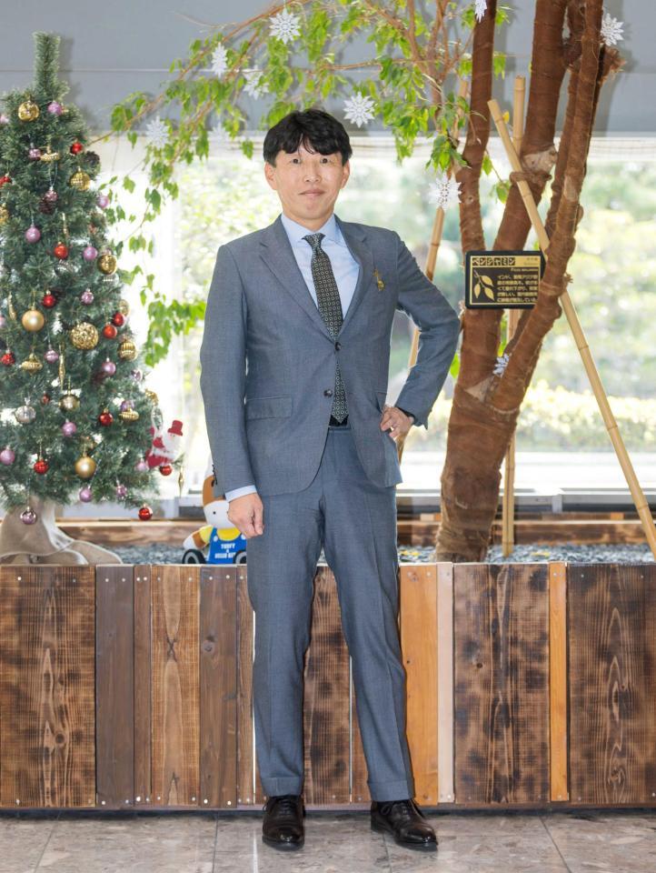 　有力馬を有馬記念に送り込むサンデーレーシング・吉田俊介社長＝阪神競馬場（撮影・石湯恒介）