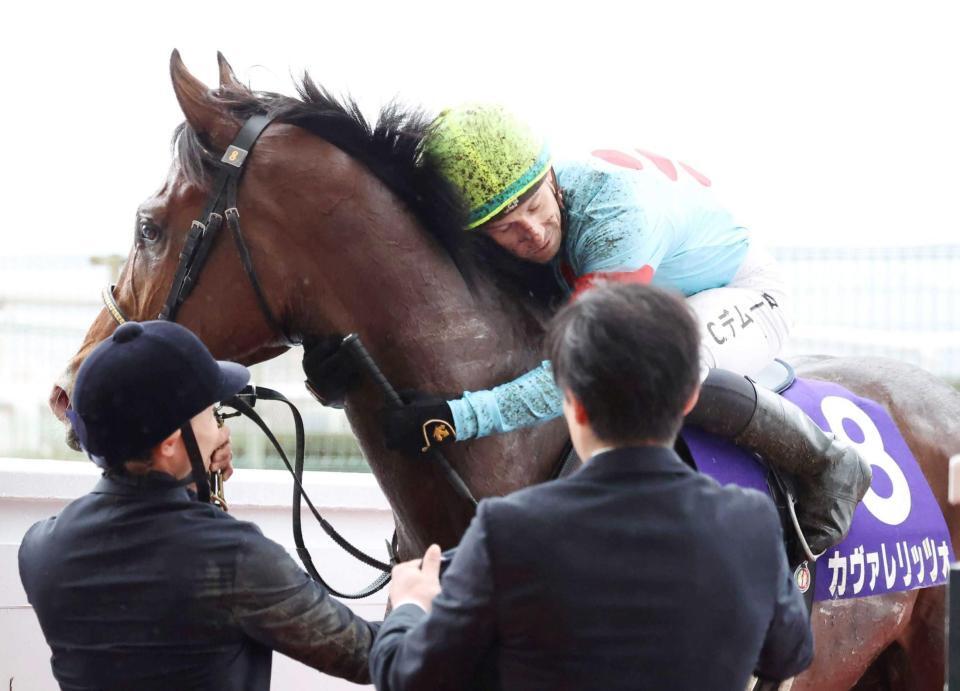 　カヴァレリッツォを抱き締めるＣ・デムーロ