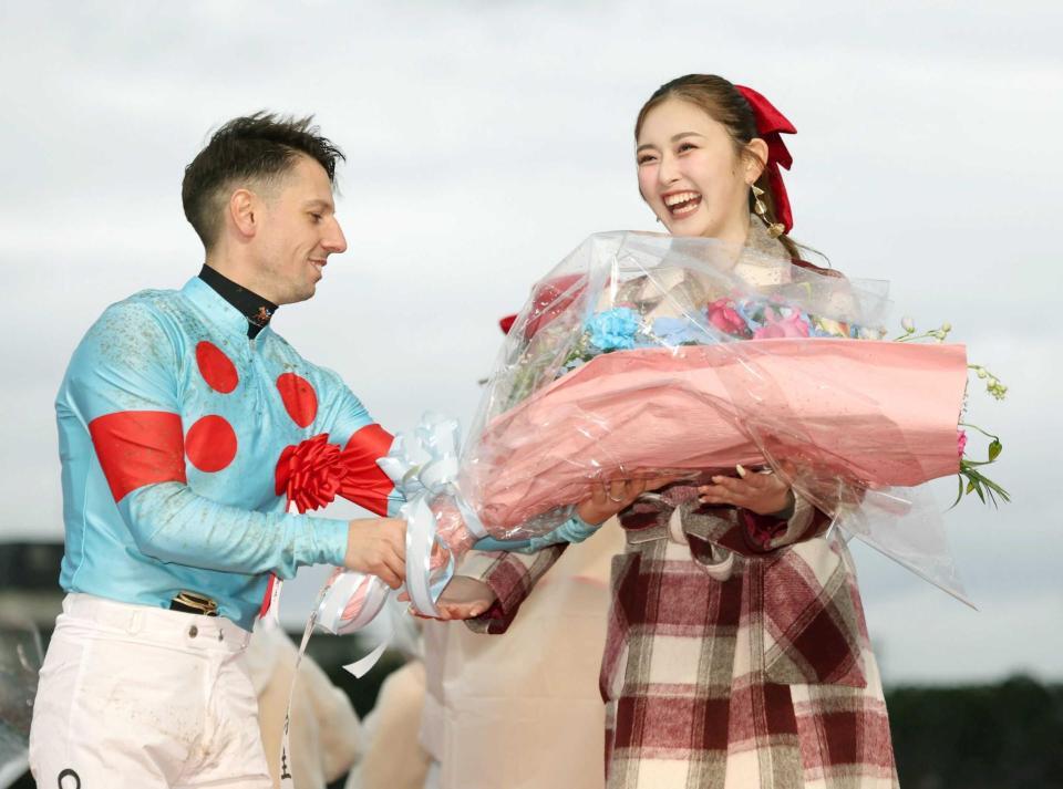 　Ｃ・デムーロ（左）から花束を受け取り、笑顔を見せるゆうちゃみ