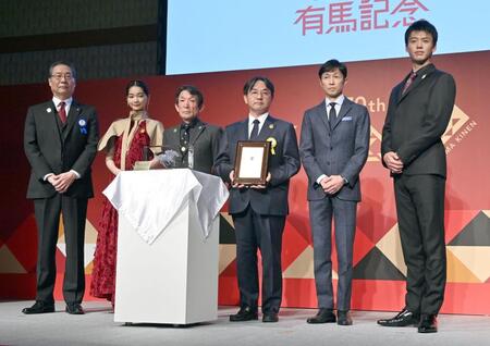 　ＪＲＡ特別表彰を受け写真に納まる（左から）日本中央競馬会吉田正義理事長、見上愛、石橋守、松本好隆、武豊、竹内涼真（撮影・持木克友）