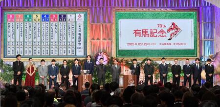 　枠と番号が決まり写真に納まる騎手（撮影・持木克友）