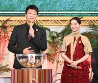 　抽選に臨む竹内涼真（左）と見上愛（撮影・持木克友）