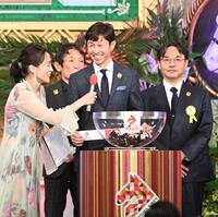 　６番を引き笑顔をみせるメイショウタバルの武豊（撮影・持木克友）