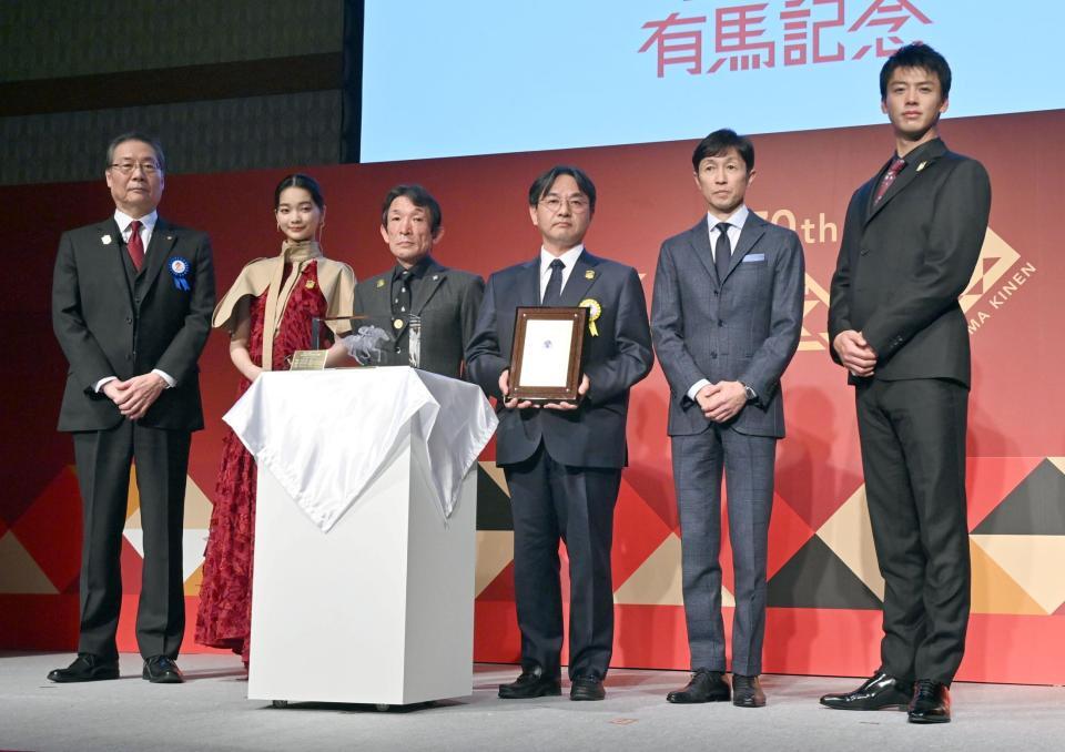 　ＪＲＡ特別表彰を受け写真に納まる（左から）日本中央競馬会吉田正義理事長、見上愛、石橋守、松本好隆、武豊、竹内涼真（撮影・持木克友）
