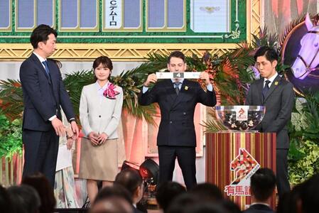 　４番を引いたミュージアムマイルのＣ・デムーロ（撮影・持木克友）