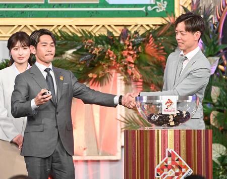 　安田師（右）と手をつなぎながらクジを引いた戸崎圭（撮影・持木克友）