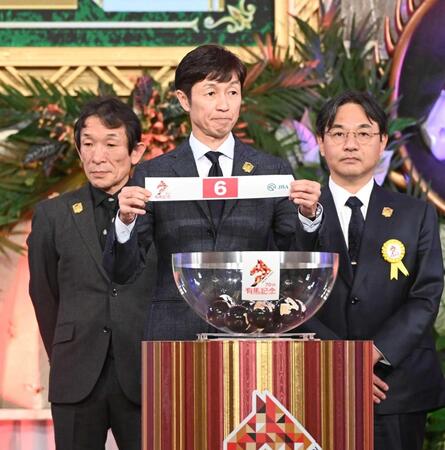 　験のいい赤枠の６番を引き当てたメイショウタバルの武豊（撮影・持木克友）