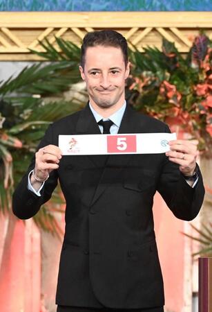 　５番を引き当て納得の表情を浮かべるルメール（撮影・持木克友）