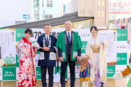 　干支の引き継ぎ式に参加した阪神競馬場の友田場長（右から２人目）、通天閣観光株式会社金森会長（同３人目）やポニー「ふじこ」、コーンスネークの「ベーコン」