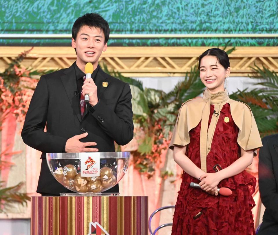 　抽選に臨む竹内涼真（左）と見上愛