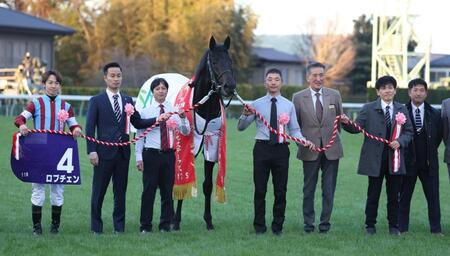 　ホープフルＳを勝利したロブチェンと（左から）松山、杉山晴調教師