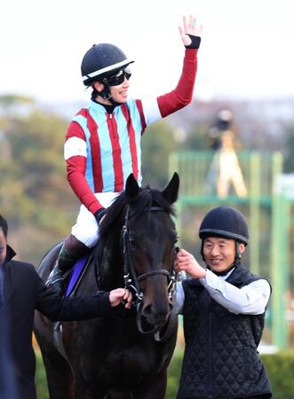 　ホープフルＳを勝利したロブチェンの馬上で声援に手を振る松山