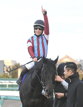 　ホープフルＳをロブチェンで制しナンバーワンポーズをする松山（撮影・園田高夫）