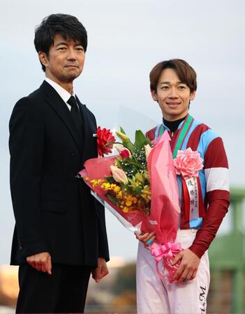 　記念撮影におさまる松山（右）と仲村トオル