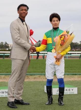 　中山大障害を勝利し、村竹ラシッドと握手する草野（右）