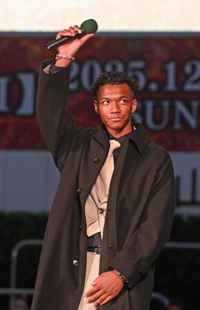 　ファンの声援に応える村竹ラシッド（撮影・園田高夫）