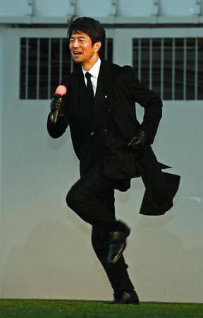　村竹ラシッドに負けじと走って会場入りする仲村トオル（撮影・園田高夫）