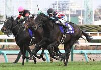 　ホープフルＳを制したロブチェン（右）＝撮影・園田高夫