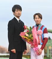 　仲村トオル（左）に祝福される松山（撮影・園田高夫）