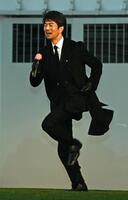 　村竹ラシッドに負けじと走って会場入りする仲村トオル（撮影・園田高夫）