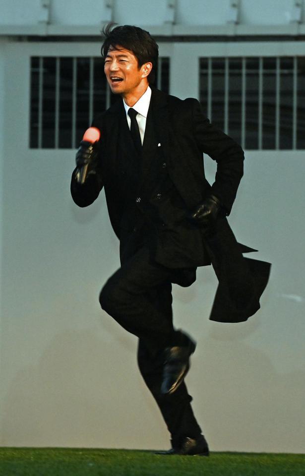 　村竹ラシッドに負けじと走って会場入りする仲村トオル（撮影・園田高夫）