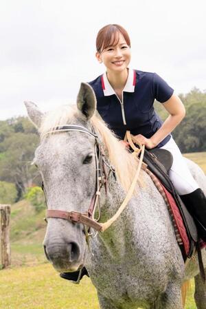 写真集「ｇｒａｚｉｎｇ」ではお馬さんにまたがったショットもありますよ♪