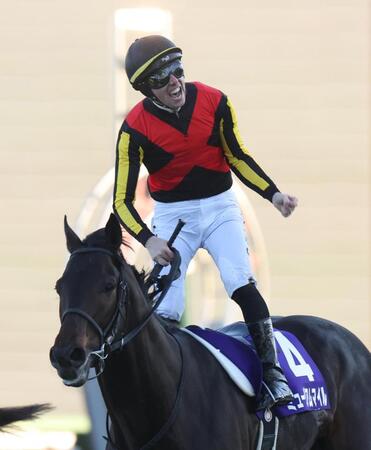 　ミュージアムマイルで有馬記念を制し叫ぶＣ・デムーロ（撮影・佐々木彰尚）