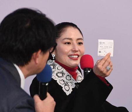 　馬券を見せる長澤まさみ（撮影・園田高夫）