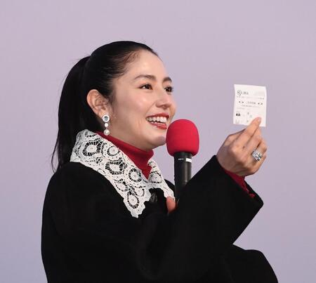 　馬券を見せる長澤まさみ（撮影・園田高夫）