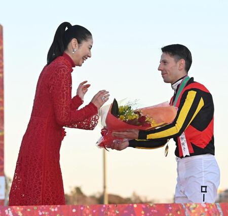 　長澤まさみ（左）に花束をプレゼントするＣ・デムーロ（撮影・持木克友）